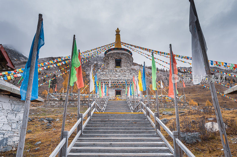 自然景观风景亚丁/香格里拉山在秋天，四川，中国，西藏